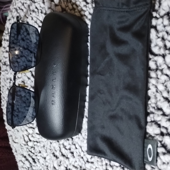Men's Oakley Sunglasses steel gray .like new only worn once maybe 2x .. - Picture 1 of 2
